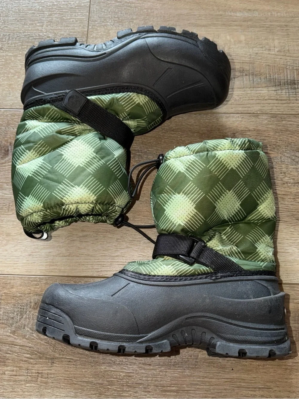 Kids Green Plaid Insulated Snow Boots - size 7